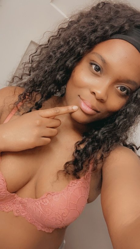 Naakte gelekte OnlyFans-foto van Octavia