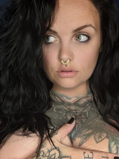 Naakte gelekte OnlyFans-foto van Mistress Nyx Free