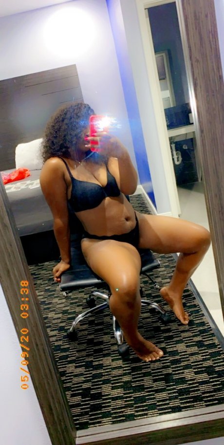 Naakte gelekte OnlyFans-foto van Nunu