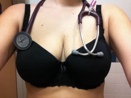 Naakte gelekte OnlyFans-foto van Nurse Nancy