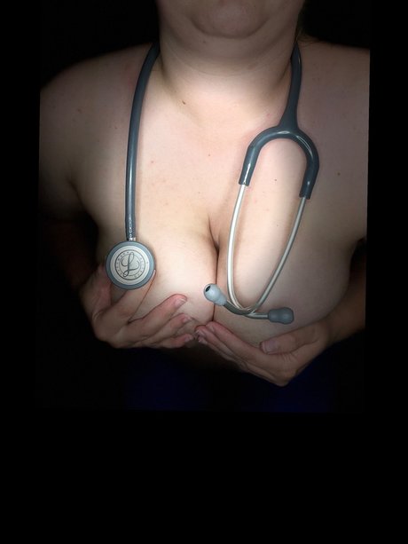 Naakte gelekte OnlyFans-foto van Nurse Savannah
