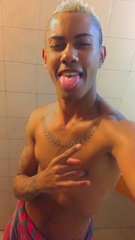 Naakte gelekte OnlyFans-foto van Natanael Santiago
