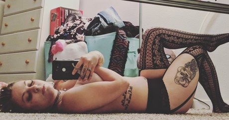 Naakte gelekte OnlyFans-foto van Nova Skye