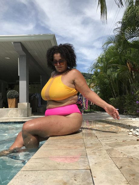 Naakte gelekte OnlyFans-foto van Gina