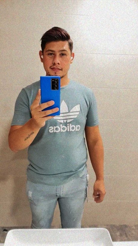 Naakte gelekte OnlyFans-foto van No Sazo