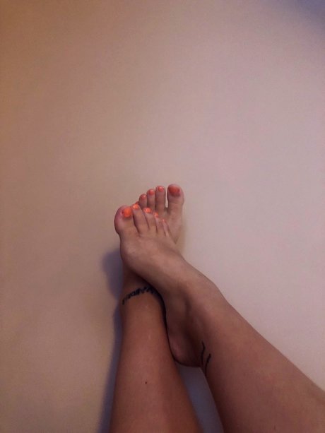 Naakte gelekte OnlyFans-foto van Norwegian Foot Fetish Couple