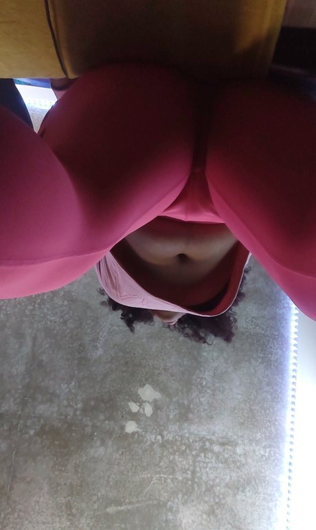 Naakte gelekte OnlyFans-foto van Nikki Rue