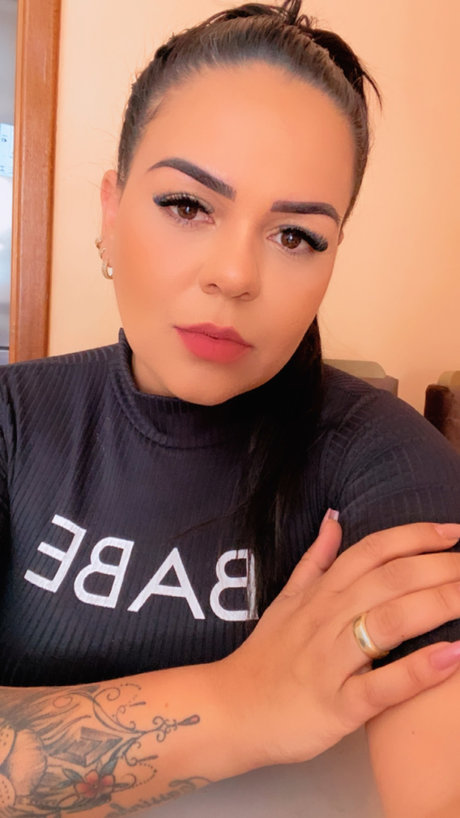 Naakte gelekte OnlyFans-foto van Carlinha Dany