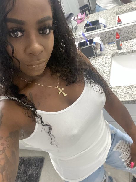 Naakte gelekte OnlyFans-foto van Peach 