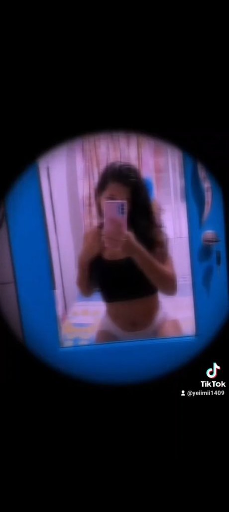 Naakte gelekte OnlyFans-foto van Paula