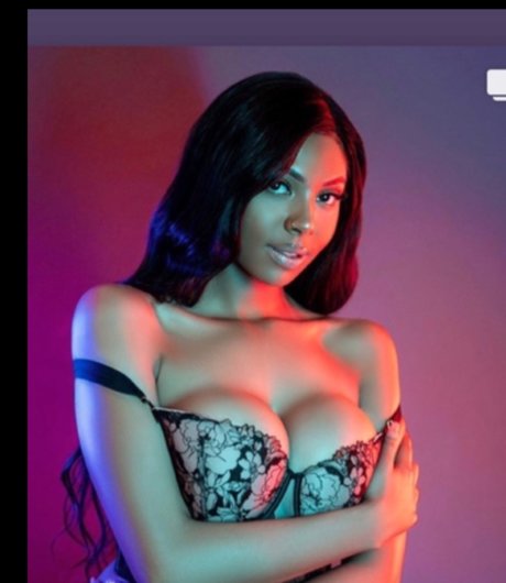 Naakte gelekte OnlyFans-foto van Paris Sin