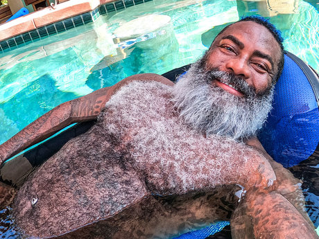 Naakte gelekte OnlyFans-foto van Papa Bear Rn
