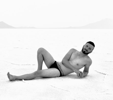 Naakte gelekte OnlyFans-foto van Justin Lambert