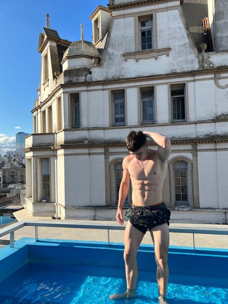 Naakte gelekte OnlyFans-foto van T O T I T O 