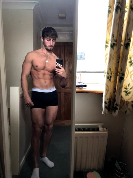 Naakte gelekte OnlyFans-foto van George Harris