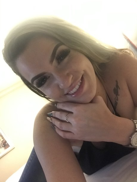 Naakte gelekte OnlyFans-foto van Ga Peach 