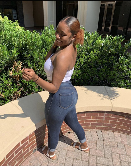 Naakte gelekte OnlyFans-foto van Pretty Brown
