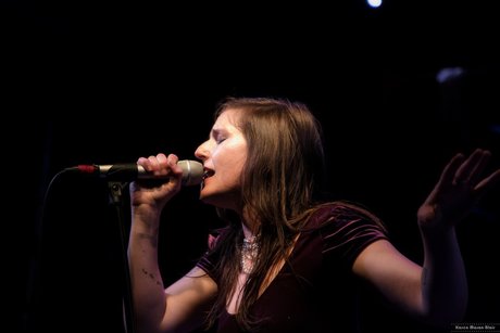 Naakte gelekte OnlyFans-foto van Songstress Kate