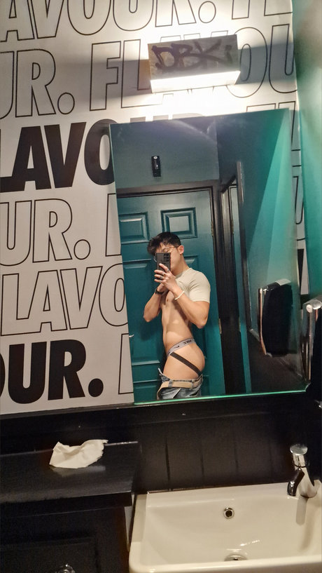 Naakte gelekte OnlyFans-foto van Jj