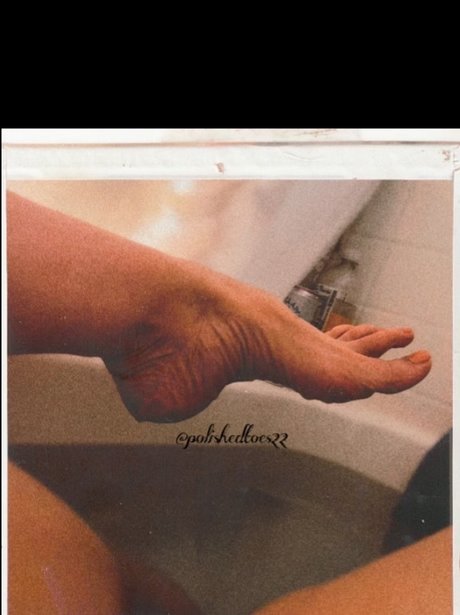 Naakte gelekte OnlyFans-foto van Polished Toes