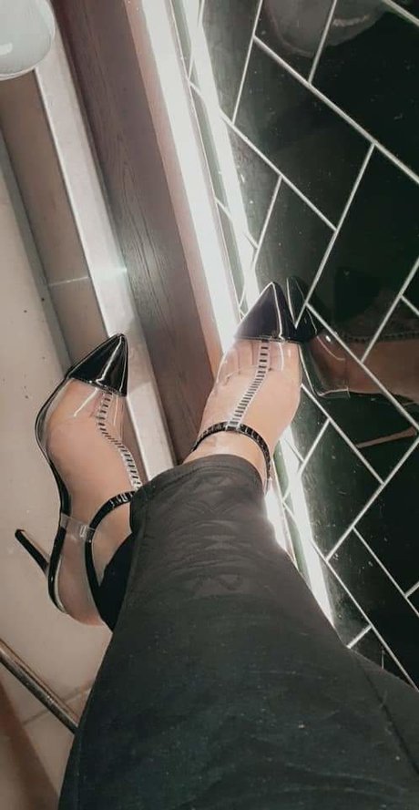 Naakte gelekte OnlyFans-foto van Pnkie Toez Official Content 