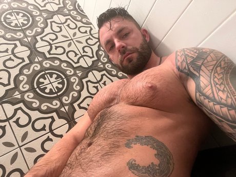 Naakte gelekte OnlyFans-foto van Him And His