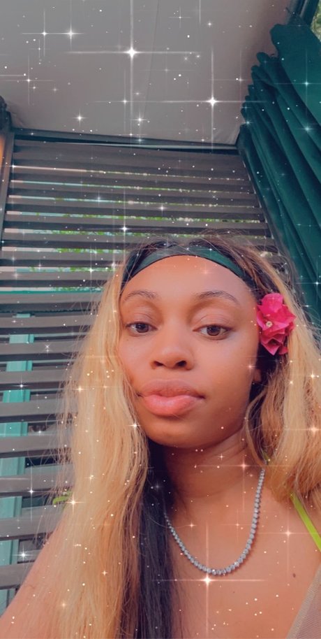 Naakte gelekte OnlyFans-foto van Platinum Diamond Lips