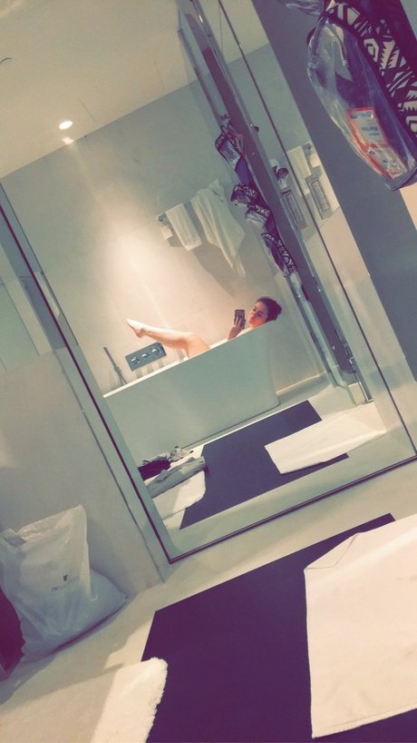 Naakte gelekte OnlyFans-foto van Pixie 