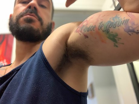 Naakte gelekte OnlyFans-foto van Mike Pitts
