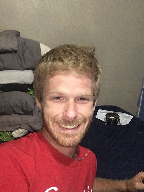 Naakte gelekte OnlyFans-foto van Dustin Menchue