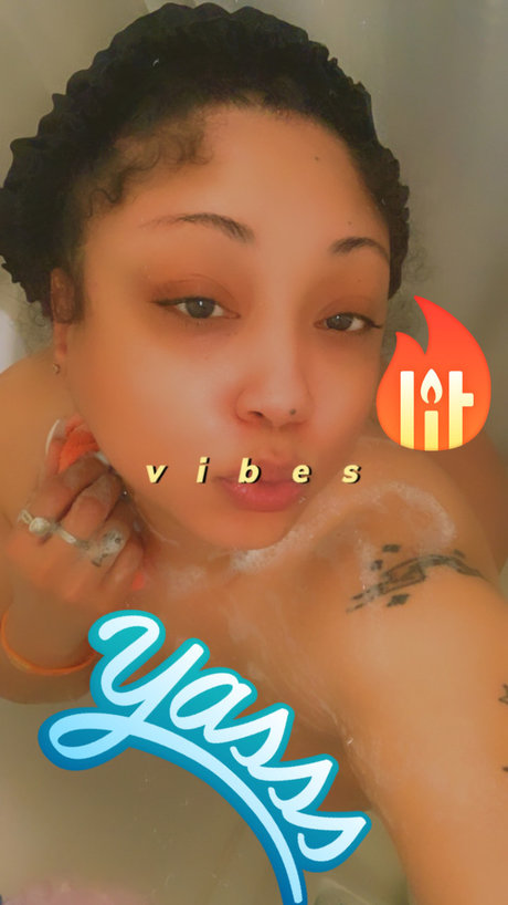 Naakte gelekte OnlyFans-foto van Milk Marie