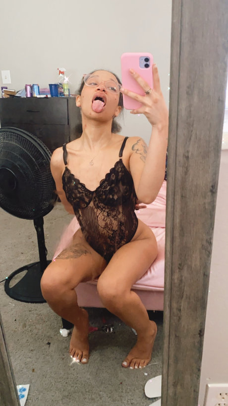Naakte gelekte OnlyFans-foto van Tiny