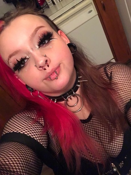 Naakte gelekte OnlyFans-foto van Honeygoth