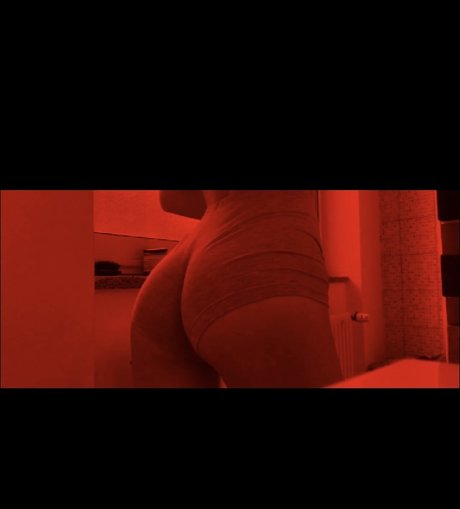 Naakte gelekte OnlyFans-foto van Petite Milou