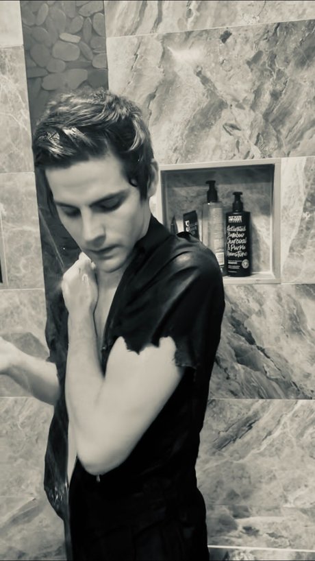 Naakte gelekte OnlyFans-foto van Peter Pan