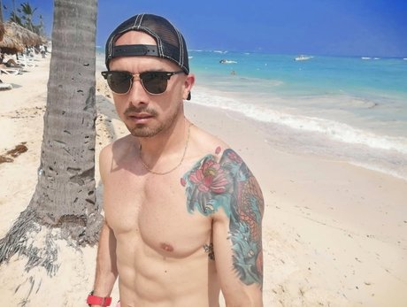 Naakte gelekte OnlyFans-foto van Roberto Perezhenriquez
