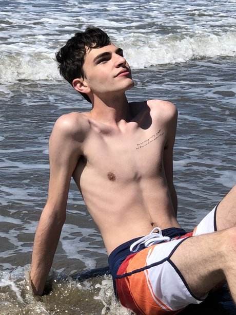 Naakte gelekte OnlyFans-foto van Quinn Swift