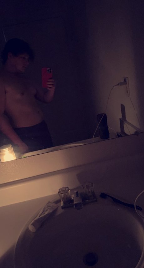 Naakte gelekte OnlyFans-foto van Tj
