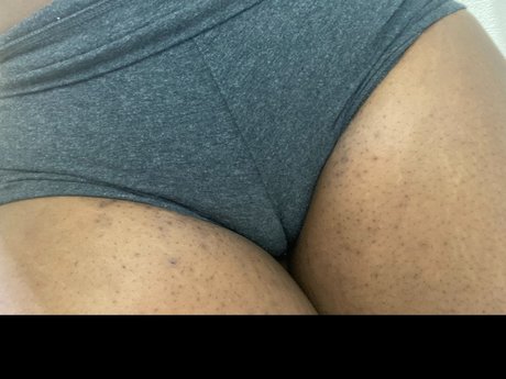 Naakte gelekte OnlyFans-foto van Loveli