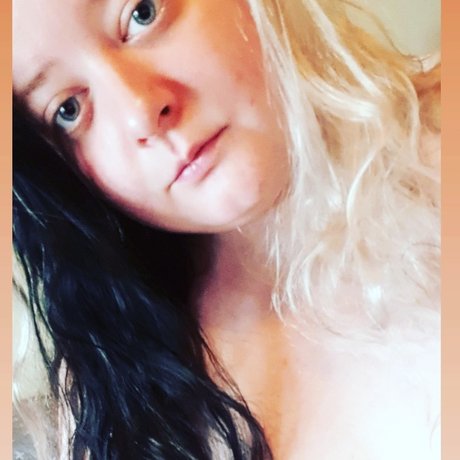 Naakte gelekte OnlyFans-foto van Purple Mia