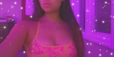 Naakte gelekte OnlyFans-foto van Purple Rose