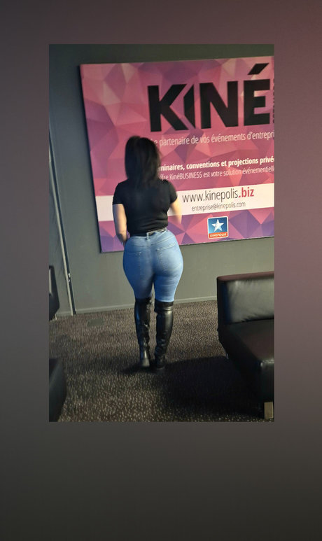 Naakte gelekte OnlyFans-foto van Professora