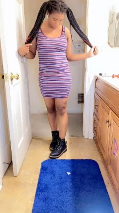 Naakte gelekte OnlyFans-foto van Ashanti Harris