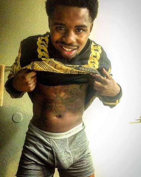 Naakte gelekte OnlyFans-foto van Darius Bates