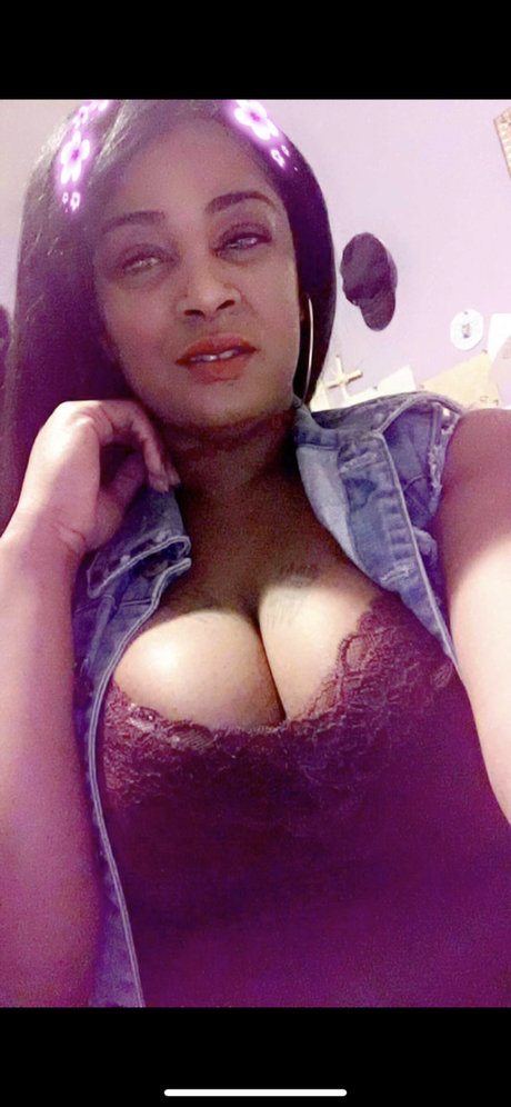 Naakte gelekte OnlyFans-foto van Prettyoneinmil