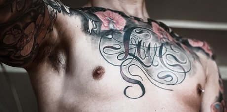 Naakte gelekte OnlyFans-foto van River Bloom  Tattooed Hung Ampamp Smooth