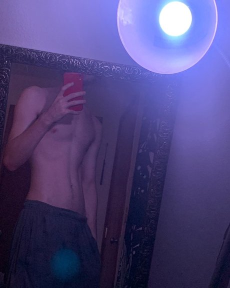Naakte gelekte OnlyFans-foto van Riley Ruk