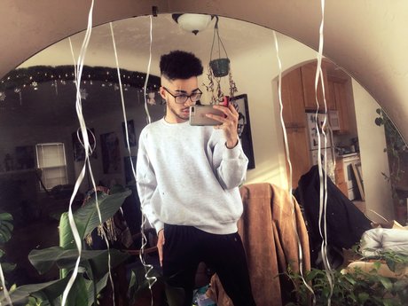 Naakte gelekte OnlyFans-foto van Riley