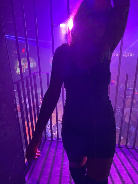 Naakte gelekte OnlyFans-foto van Domi