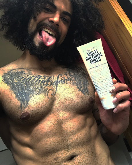 Naakte gelekte OnlyFans-foto van Rickey Bates